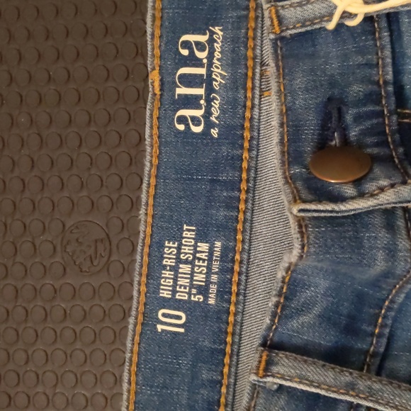 High Rise Midi Shorts - Picture 6 of 6